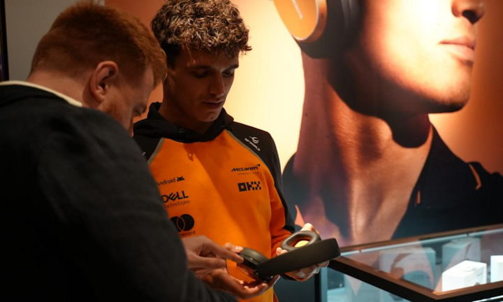 Lando Norris ណែនាំកាស McLaren Edition Px8 S2 នៅក្នុងព្រឹត្តិការណ៍សម្ពោធ ដោយរួមបញ្ចូលគ្នានូវការរចនាដ៏ប្រណិត និងសំឡេងដ៏ប្រណិត។ (ប្រភព៖ Dan Gaul)