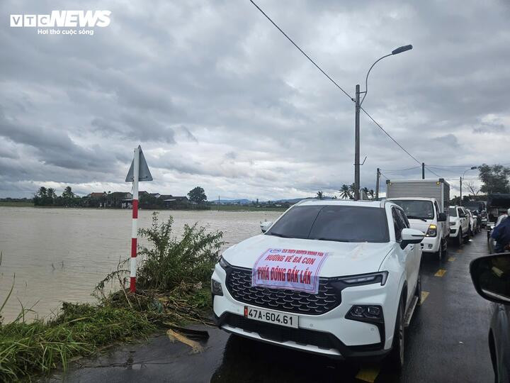 Cùng với đó, những ngày này, trên khắp các nẻo đường ở các xã, phường chịu ảnh hưởng lũ, hàng nghìn chiếc xe chở hàng cứu trợ đến với bà con.