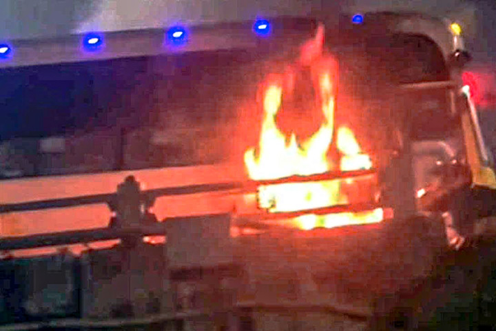 Xe khách bốc cháy dữ dội sau khi tông vào xe máy.