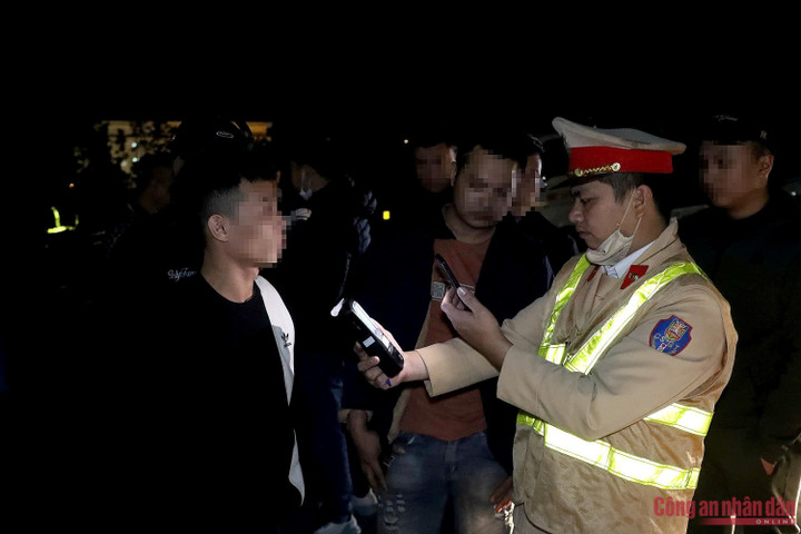 Cảnh sát kiểm tra nồng độ cồn với các tài xế.