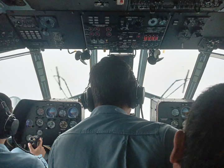 Tổ bay của Trung đoàn 930 bay vào vùng cô lập trong lũ. (Ảnh: Khắc Tâm)