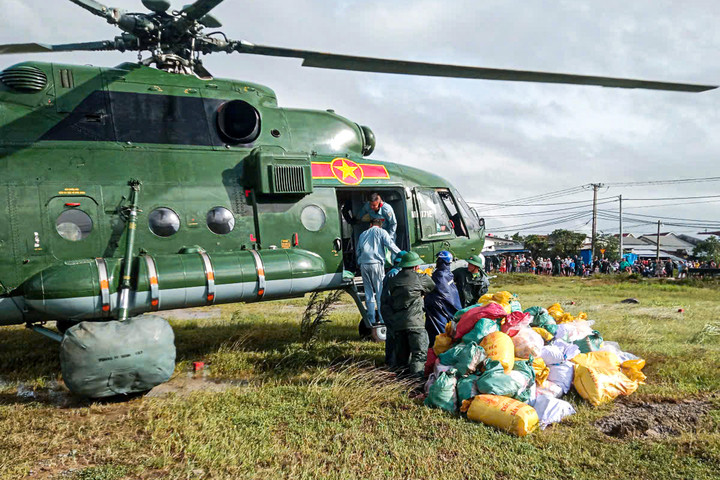 Trực thăng mang hàng hàng cứu trợ tiếp tế khẩn cấp người dân tại Đắk Lắk. (Ảnh: Khắc Tâm)