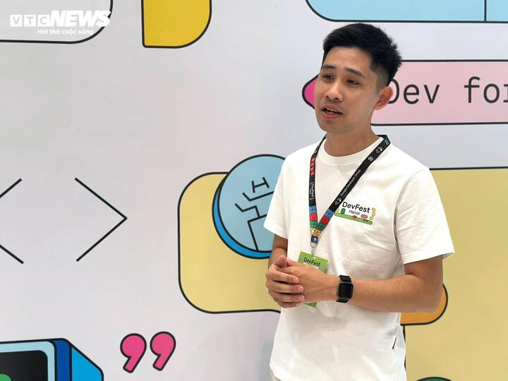 លោក Tu Tat Huan នៅ DevFest Hanoi 2025។ (រូបថត៖ Manh Hung)