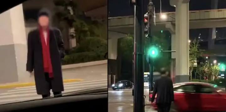 Ông Xu thường đứng dưới gầm cầu, nói mình đang "tìm kiếm tình yêu". (Ảnh: Baidu)