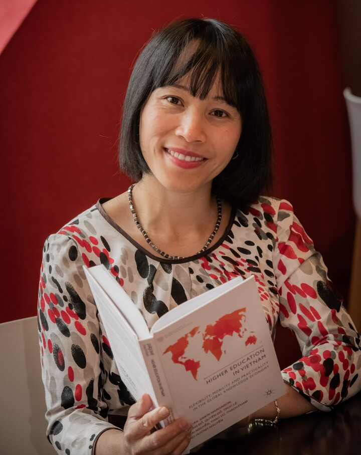 트란 티 리 교수.