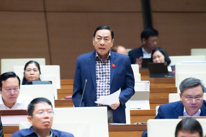 Đại biểu Phạm Văn Hoà.