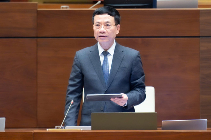 Bộ trưởng Bộ Khoa học và Công nghệ Nguyễn Mạnh Hùng giải trình nội dung đại biểu nêu.