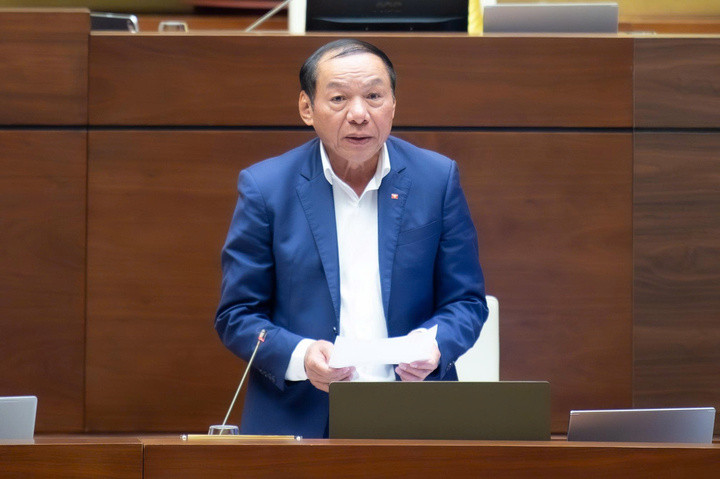 Bộ trưởng Bộ Văn hóa, Thể thao và Du lịch Nguyễn Văn Hùng giải trình tại hội trường