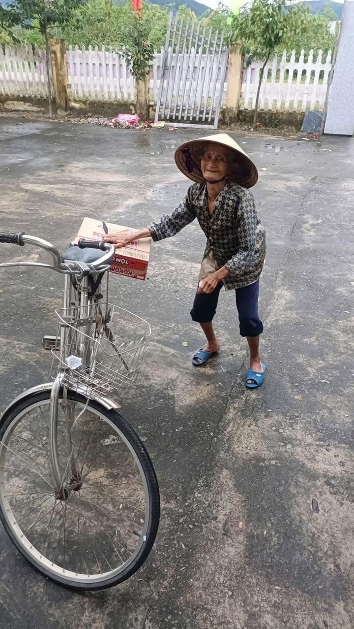 Gia đình bà là hộ nghèo, hoàn cảnh rất khó khăn nhưng vẫn mua đồ gửi cho đồng bào miền Trung lũ lụt. (Ảnh: Đỗ Thành Sự)