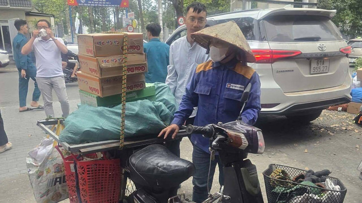 Người phụ nữ Thái Nguyên làm nghề ve chai chở 3 thùng mì, 1 thùng sữa ủng hộ. (Ảnh: Bình Dương 24h)