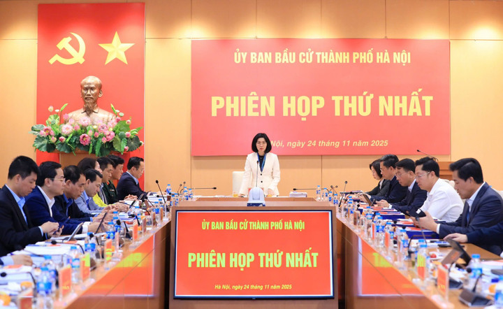Phó Bí thư Thành ủy, Chủ tịch HĐND TP Phùng Thị Hồng Hà - Chủ tịch Ủy ban Bầu cử TP, phát biểu tại buổi làm việc.