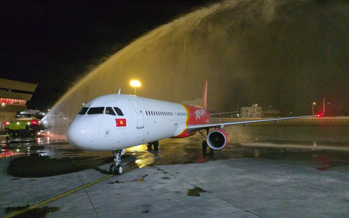 Tàu bay Vietjet được chào đón với nghi thức vòi rồng tại Sân bay quốc tế Ninoy Aquino.