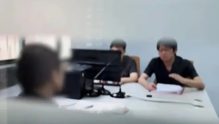 Xu bị các quan chức thẩm vấn. (Ảnh: Baidu)