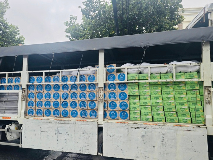 Hàng trăm nghìn sản phẩm dinh dưỡng bao gồm sữa và nước uống Vinamilk đã được chất đầy xe chuẩn bị đến với bà con vùng lũ. (Ảnh: Vi Nam)