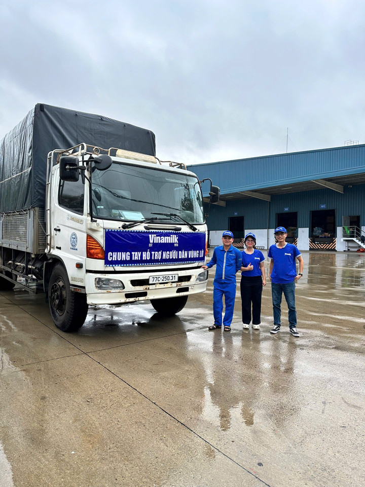 Những chuyến xe dinh dưỡng của Vinamilk sẵn sàng xuất phát xuyên đêm đến với bà con vùng lũ. (Ảnh: Vi Nam)