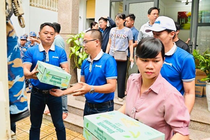 Hàng trăm nghìn sản phẩm dinh dưỡng Vinamilk được anh Nguyễn Xuân Tùng – Giám đốc Kinh doanh miền Trung và các cán bộ công nhân viên Vinamilk kịp thời trao tặng. (Ảnh: Vi Nam)