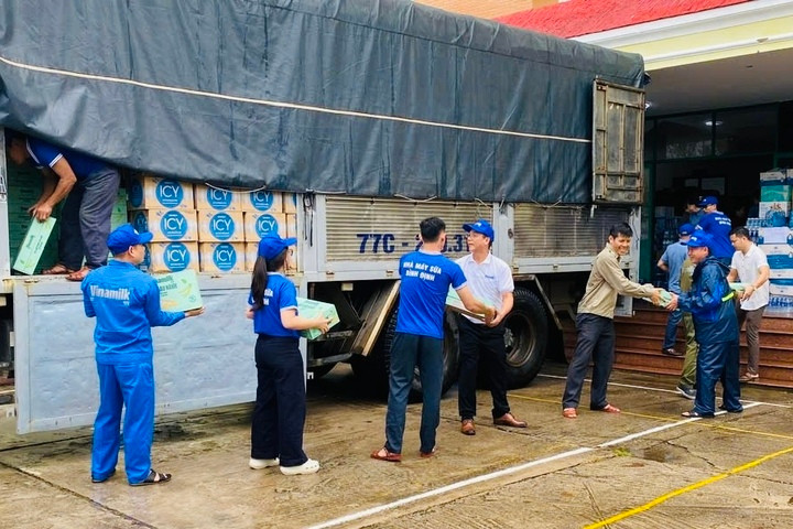 Hàng trăm nghìn sản phẩm Vinamilk được trao tặng cùng nhiều yêu thương và mong muốn đồng bào vùng lũ sớm phục hồi hậu thiên tai. (Ảnh: Vi Nam)