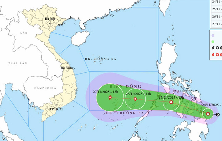 Bản đồ quỹ đạo và cường độ áp thấp nhiệt đới gần Biển Đông. (Nguồn: NCHMF)