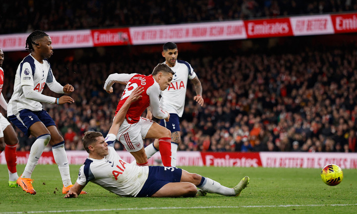 Trossard ghi bàn sau pha phối hợp hay với Merino. (Ảnh: Reuters)