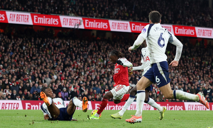 Eze - cầu thủ từ chối Tottenham để gia nhập Arsenal - là ngôi sao nổi bật của trận derby Bắc London. (Ảnh: Reuters)