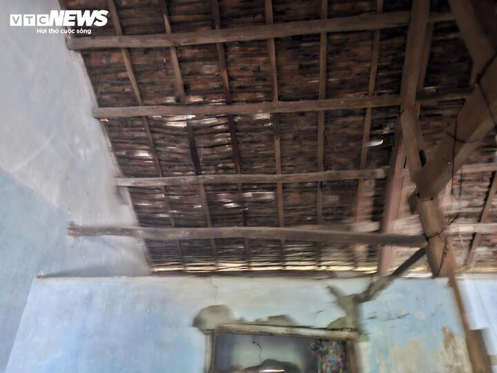 Ba dỡ từng viên ngói, ngồi lên cây để cứu ông nội và chính mình.