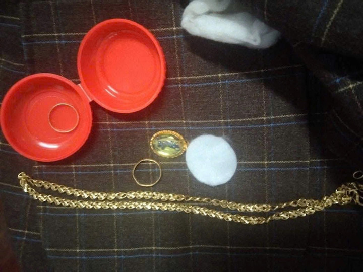 Số lượng lớn vàng được phát hiện bỏ quên trong túi áo gửi tặng người dân vùng lũ. (Ảnh: CAX)