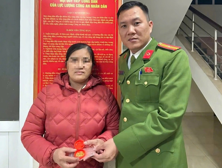Công an xã Vĩnh Linh trao toàn bộ số vàng cho người bỏ quên tài sản. (Ảnh: CAX)