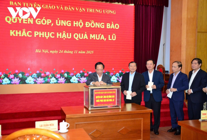 Trưởng Ban Tuyên giáo và Dân vận Trung ương Trịnh Văn Quyết, các lãnh đạo Ban Tuyên giáo và Dân vận Trung ương, lãnh đạo các vụ, đơn vị... tham gia quyên góp.