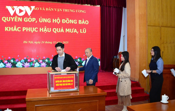 Cán bộ, công chức, người lao động của Ban Tuyên giáo và Dân vận Trung ương tham gia quyên góp.