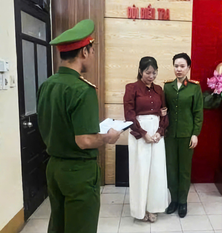 Cơ quan điều tra tống đạt lệnh bắt bị can để tạm giam đối với Trần Thị Thùy Linh. (Ảnh: Công an Quảng Ninh)