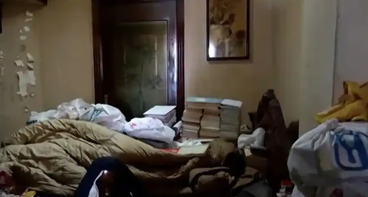 Bên trong căn hộ của Xu chất đầy rác và loạt đồ vật tích trữ. (Ảnh: Baidu)