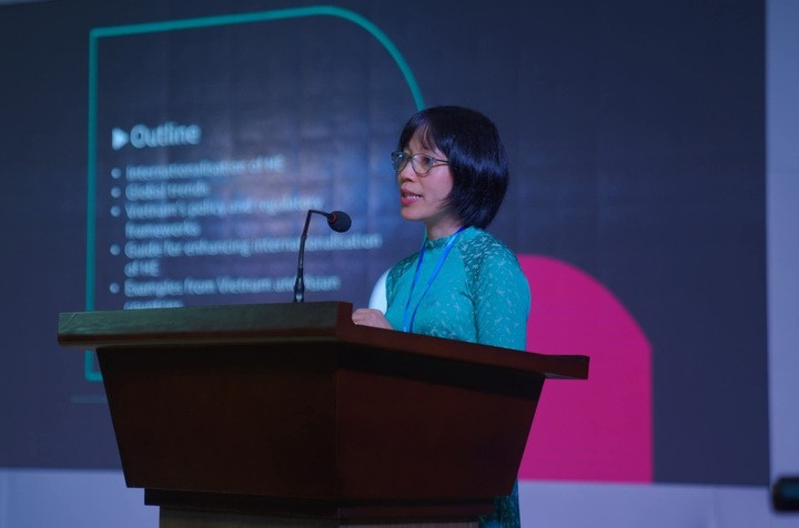 Tran Thi Ly 교수는 2025년 9월 27일 후에 대학교 외국어 대학에서 열린 제11회 언어 및 언어 교육 학제 연구 국제 학술 대회 개막 전체 회의에서 연설했습니다.