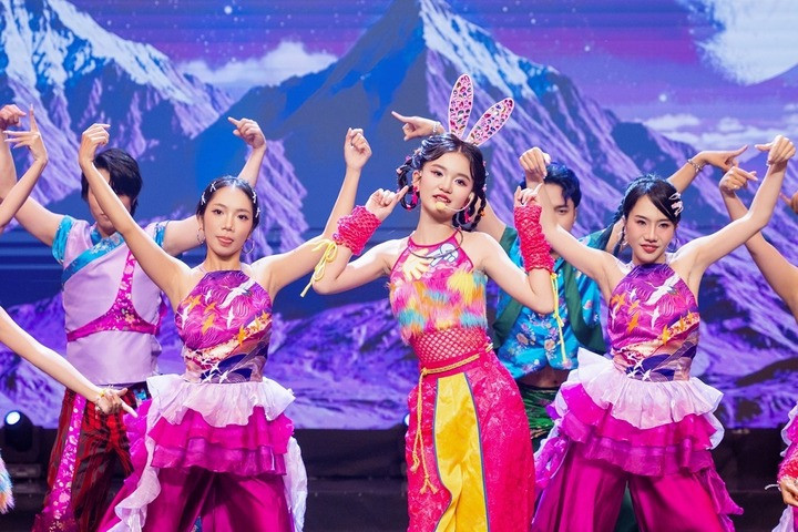 Nguyễn Ngọc Kim Cương ghi dấu với giọng hát trong trẻo, khả năng vũ đạo điêu luyện.