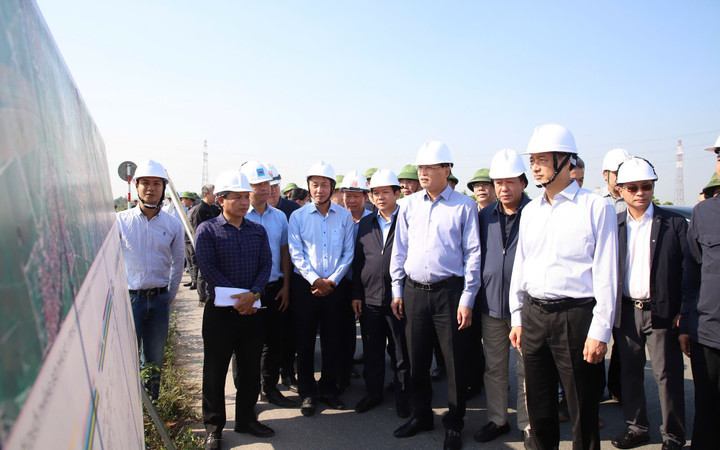 Ông Nguyễn Duy Ngọc nghe báo cáo tình hình triển khai dự án đường Vành đai 4, đoạn qua địa phận tỉnh Hưng Yên.