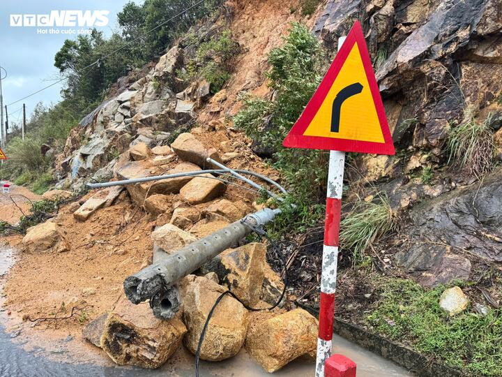 Theo ghi nhận của PV Báo Điện tử VTC News trên tuyến Quốc lộ 1D - đoạn nối địa phận Quy Nhơn (tỉnh Bình Định cũ, nay là tỉnh Gia Lai) và Sông Cầu (tỉnh Phú Yên cũ, nay là tỉnh Đắk Lắk), xuất hiện hơn chục điểm sạt lở, tiềm ẩn nguy cơ mất an toàn giao thông.