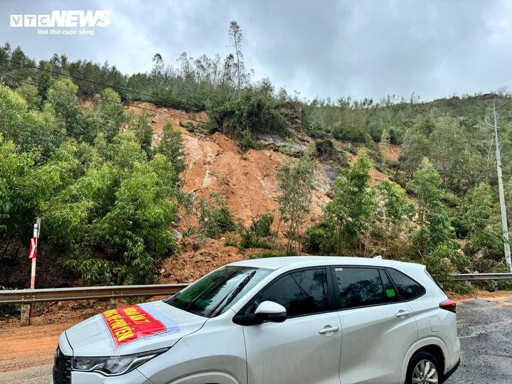 Nhiều đoàn thiện nguyện đang di chuyển trên Quốc lộ 1D để vào Đắk Lắk hỗ trợ người dân khắc phục hậu quả lũ lịch sử. Chứng kiến tuyến đường sạt lở, nhiều người không khỏi bất an.