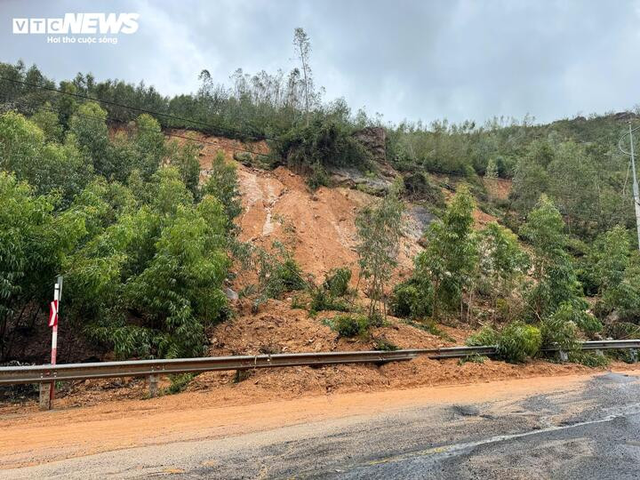 Tình trạng sạt lở do mưa lớn vẫn chưa có dấu hiệu dừng lại.