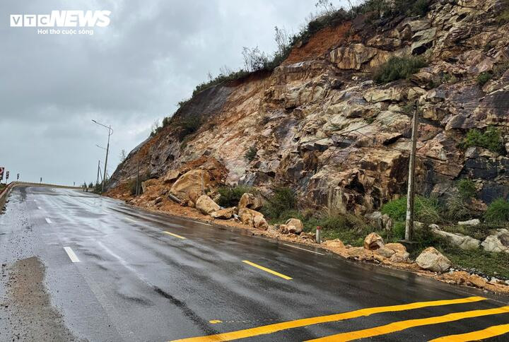 Những ngày qua, khu vực Nam Trung Bộ xảy ra mưa lớn kéo dài khiến nhiều tuyến đường lâm vào tình cảnh sạt lở nghiêm trọng.