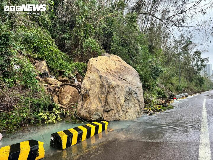 Một tảng đá lớn lăn từ trên núi xuống mặt đường, trở thành chướng ngại vật khiến cánh tài xế lo ngại khi di chuyển trên cung đường biển đẹp nhất nối Gia Lai và Đắk Lắk.