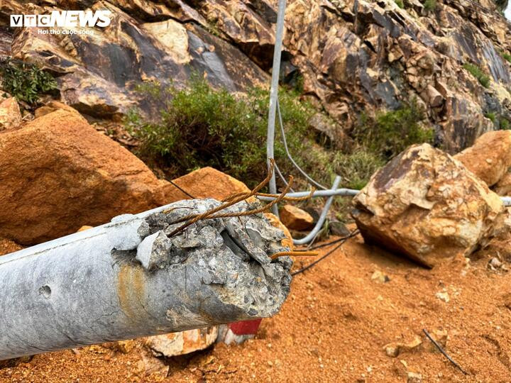 Cảnh ngổn ngang trên tuyến đường biển sau những ngày mưa lớn.