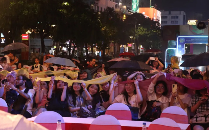 Khán giả "đội mưa" ủng hộ dàn diễn viên và ê-kíp.