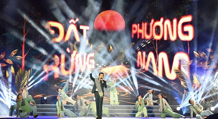 NSND Trọng Phúc mở màn với ca khúc "Bài ca đất phương Nam".