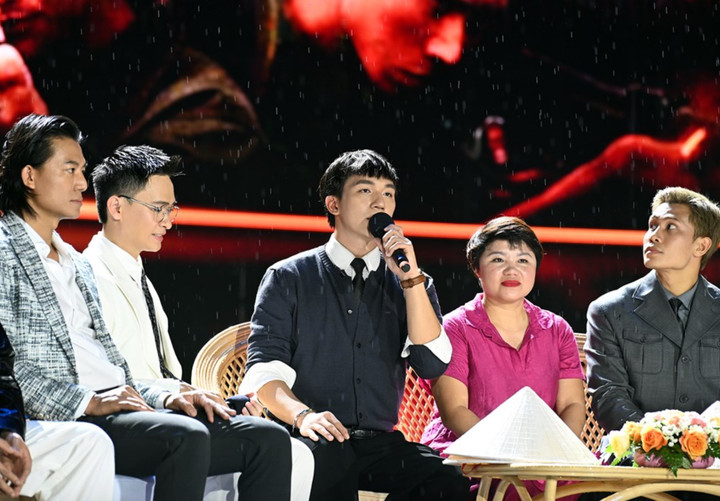 Dàn diễn viên phim trăm tỷ 'đội mưa' giao lưu với khán giả TP.HCM - 3