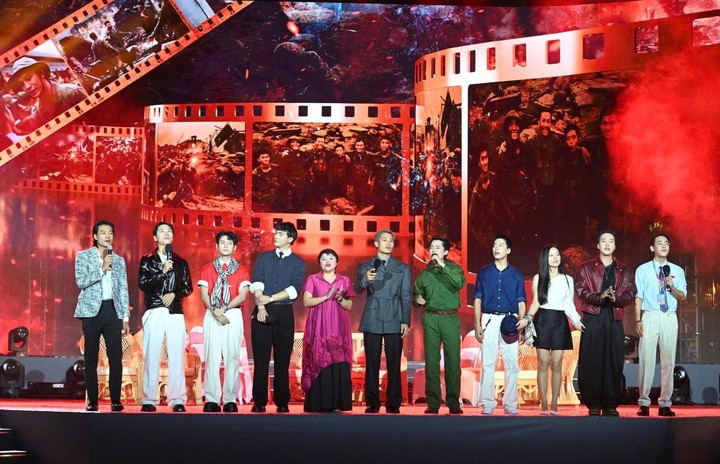 Dàn diễn viên Mưa đỏ cùng nhau thể hiện ca khúc "Còn gì đẹp hơn".