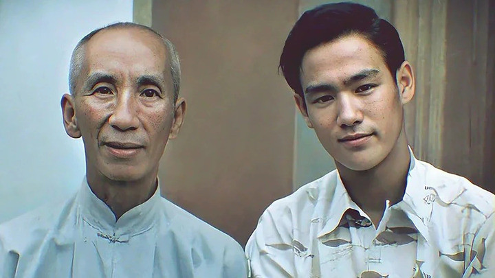 Diệp Vấn kề thừa võ công của Trần Hoa Thuận và đã dạy Vịnh Xuân Quyền cho Lý Tiểu Long