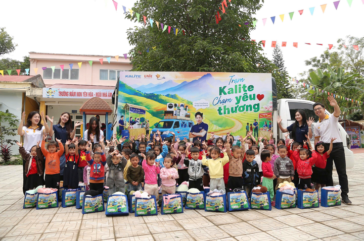 Các em nhỏ tại trường Mầm non Yên Hòa đón chào đoàn xe “Hành trình hạnh phúc” sáng 17/11/2025. (Nguồn: Kalite)