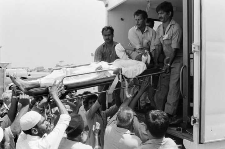 Hành khách bị thương được đưa đi cấp cứu. (Nguồn: UtterlyIntersting)