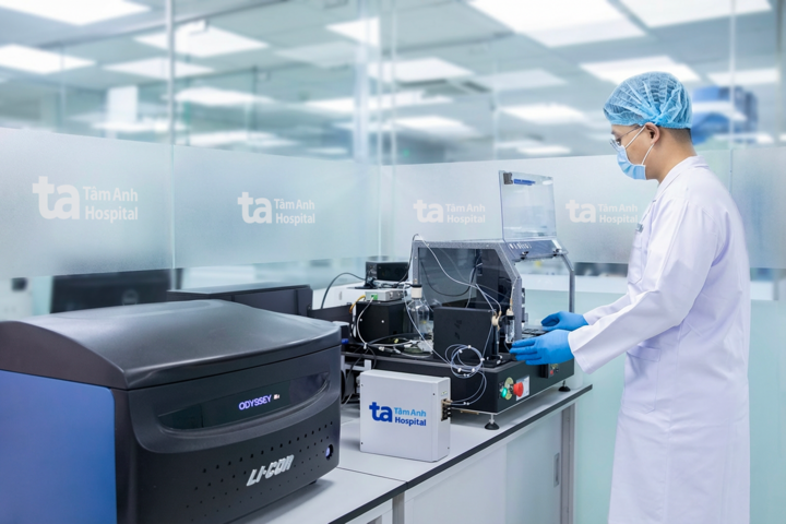 Kỹ thuật viên Trung tâm Xét nghiệm, Bệnh viện Đa khoa Tâm Anh vận hành hệ thống BioDot (Mỹ) thực hiện kỹ thuật Q-MAC giúp tìm kháng thể virus viêm gan D, tác nhân có thể gây ung thư gan. (Ảnh: BVĐK Tâm Anh)