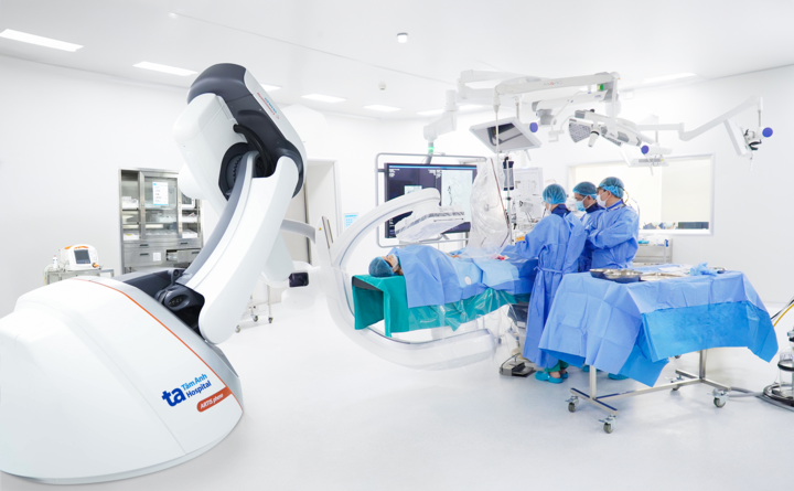 Hệ thống Robot Artis Pheno chụp mạch hiện đại, hỗ trợ bác sĩ can thiệp mạch (như TACE) để tắc mạch nuôi u gan, từ đó giúp giữ lại nhiều mô gan lành. (Ảnh: BVĐK Tâm Anh)