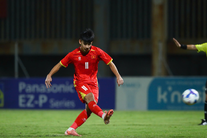 Văn Dương có cú đúp bàn thắng trong vòng 3 phút. (Ảnh: Kim Chi)